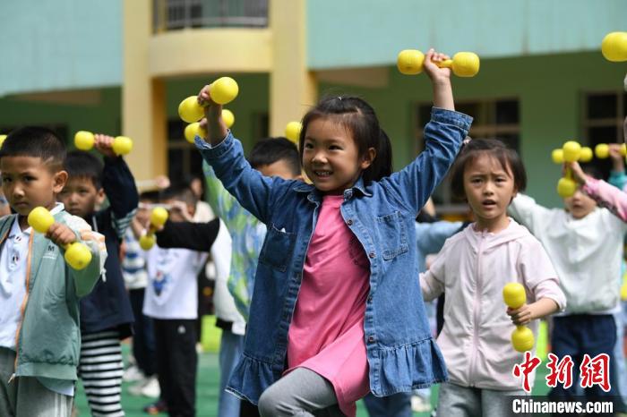 图为孩子们积极参与幼儿园活动。　杨艳敏 摄