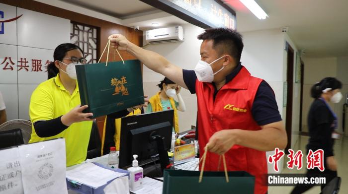 工作人员在递送端午节礼盒。广州市番禺区人民政府 供图