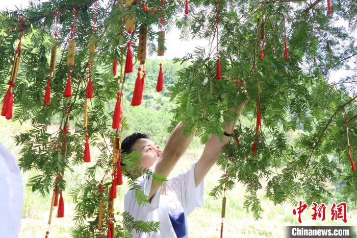 图为游客挂许愿牌祈福。　林香彩 摄